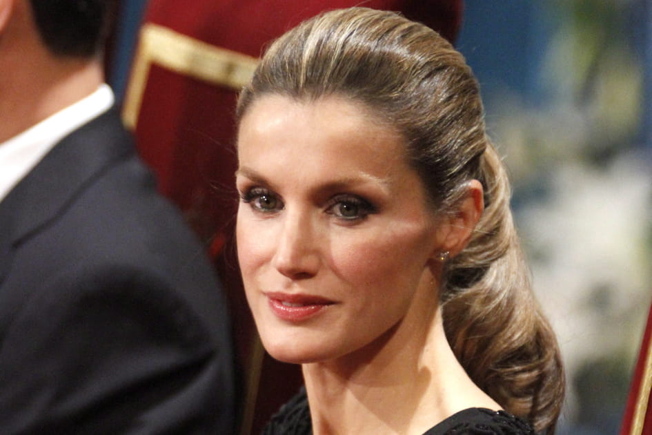 La queue de cheval tir&eacute;e de Letizia d'Espagne