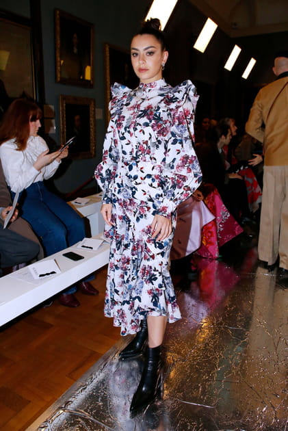 Charli XCX au d&eacute;fil&eacute; Erdem