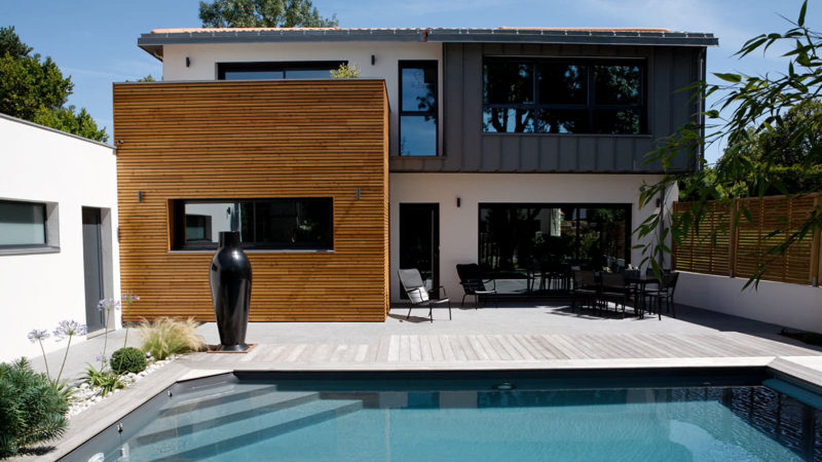 Piscine familiale de forme angulaire : or