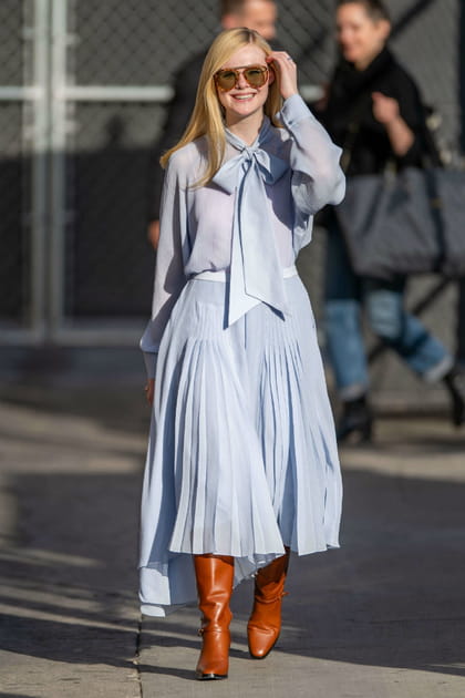 Elle Fanning en jupe pliss&eacute;e bleue Rochas et chemisier &agrave; n&oelig;ud