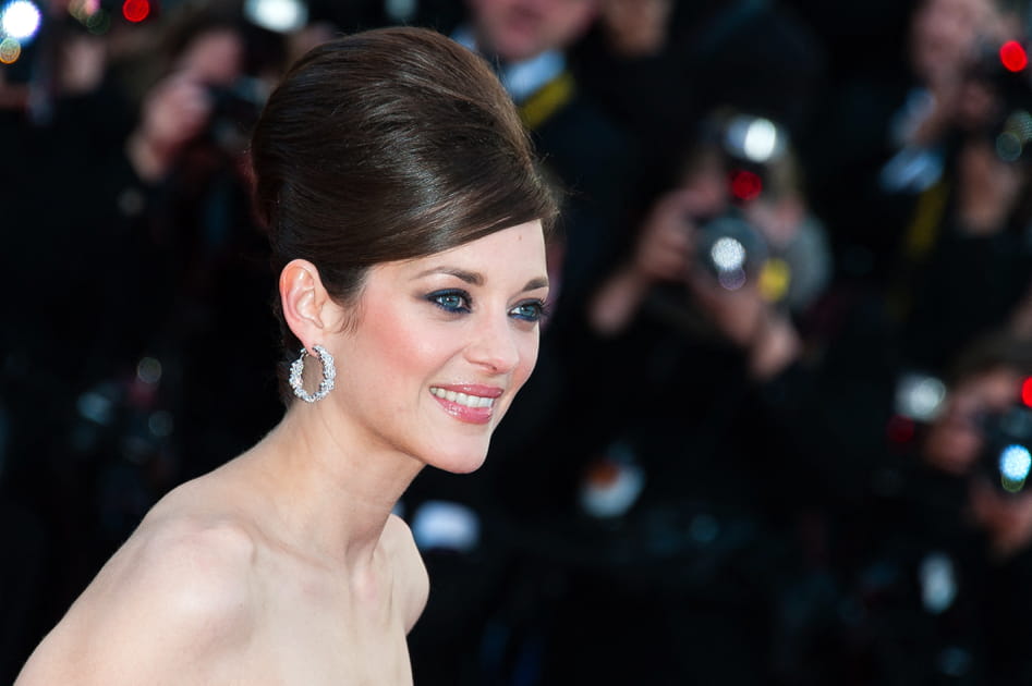 Marion Cotillard, unique avec son chignon coque XXL