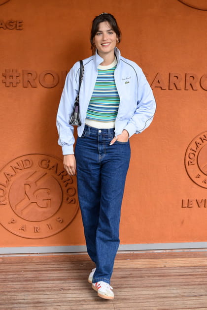 Alma Jodorowsky en veste bleu ciel, top ray&eacute; et jean indigo