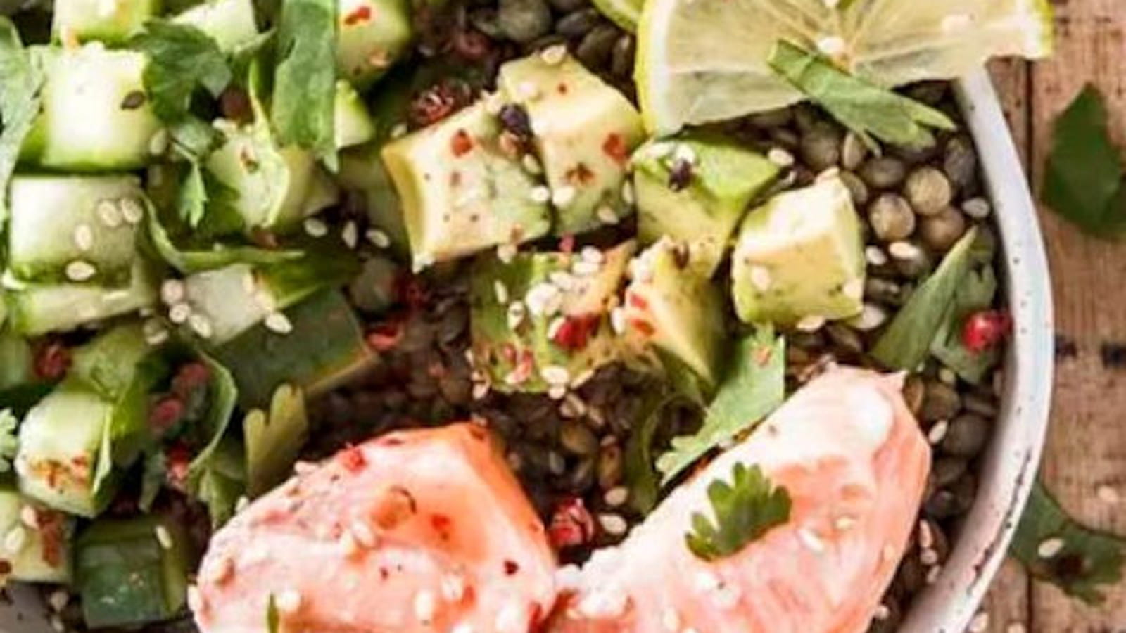 Bowl de crudités et saumon