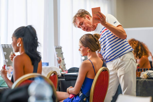 Arnaud Sol Dourdin enseigne l'art du maquillage aux candidates régionales