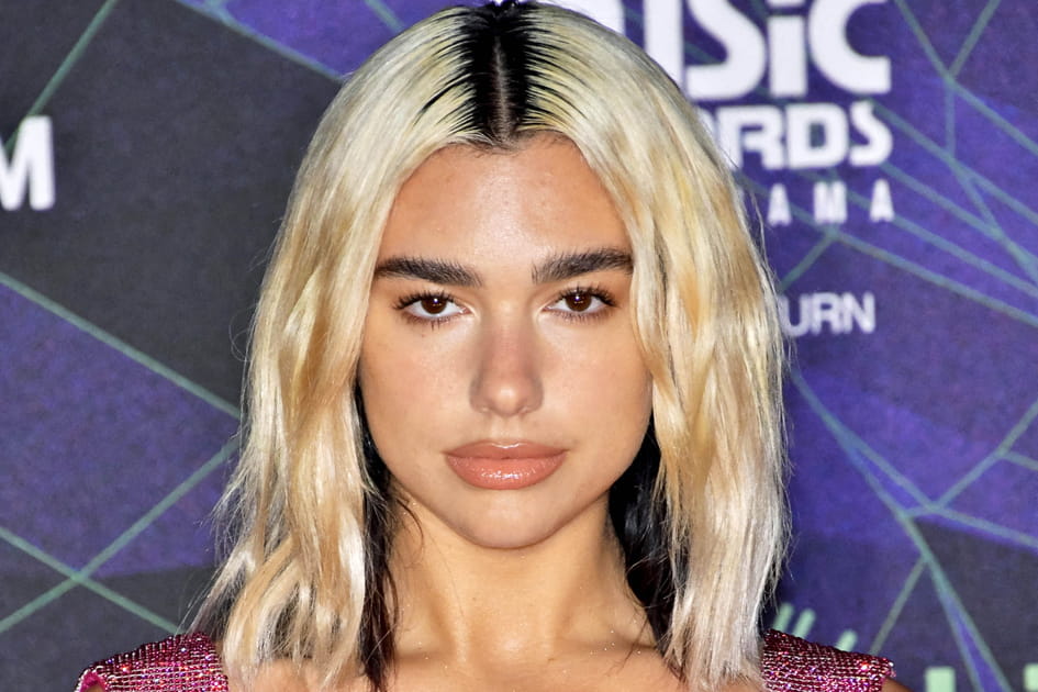 La coloration blonde et les racines brunes de Dua Lipa