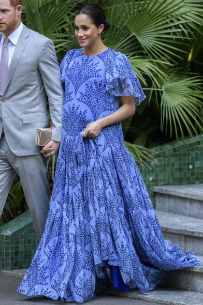 Meghan Markle en robe bleue longue et imprim&eacute;e