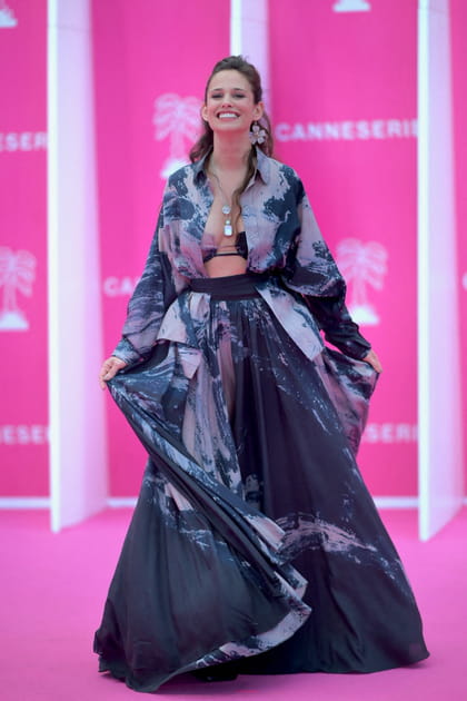 Lucie Lucas en longue robe fluide bleue