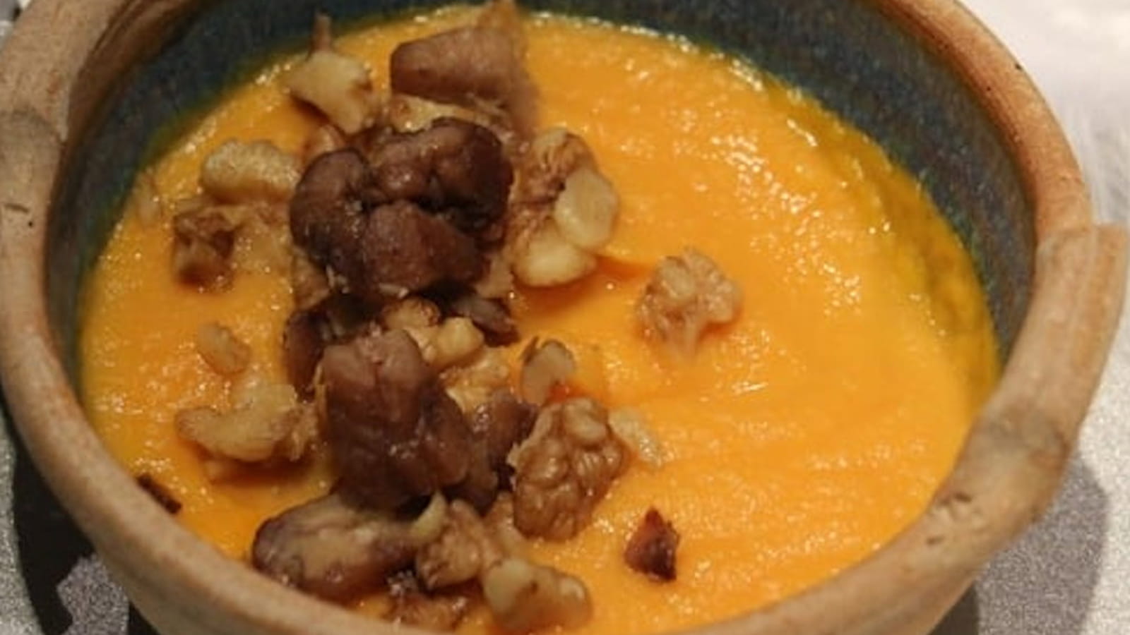 Velouté de carottes et panais, croquant de noix et châtaignes