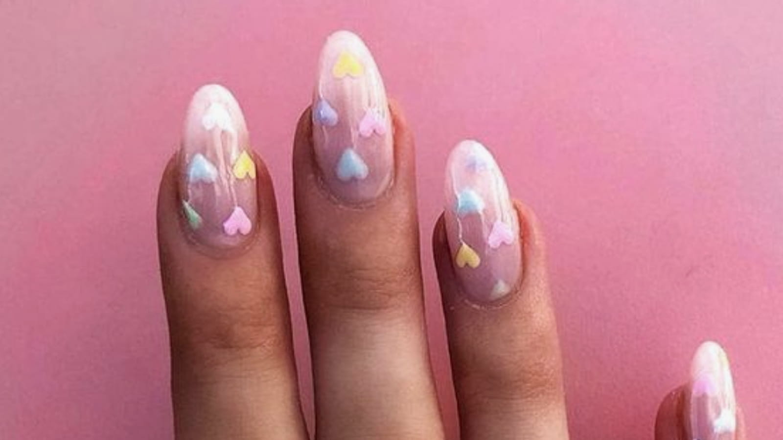 Une manucure multicolore avec des coeurs