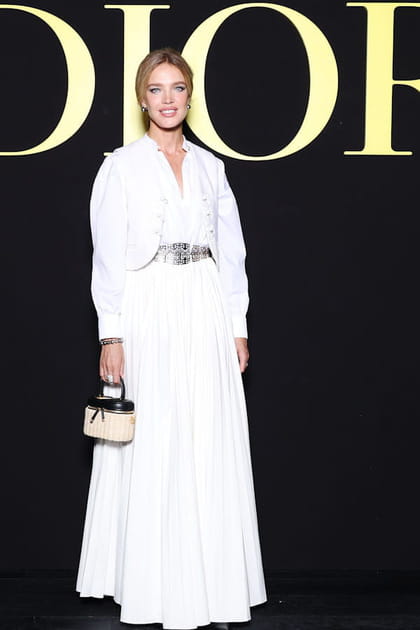 Natalia Vodianova en robe et veste blanches au défilé Dior printemps-été 2024