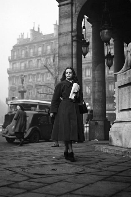 Jeanne Moreau en long manteau ceintur&eacute;