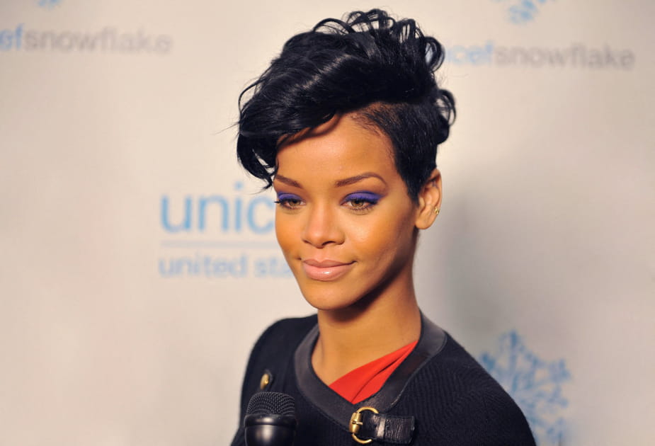 Le fard &agrave; paupi&egrave;res pourpre et la coupe rock de Rihanna