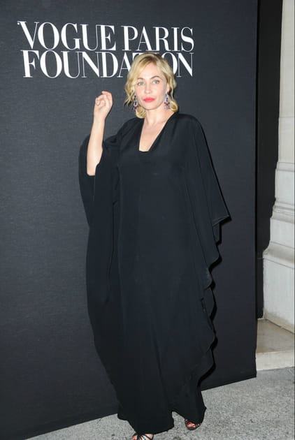Emmanuelle B&eacute;art, en robe XXL