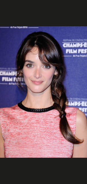 La tresse avec frange de Charlotte Le Bon