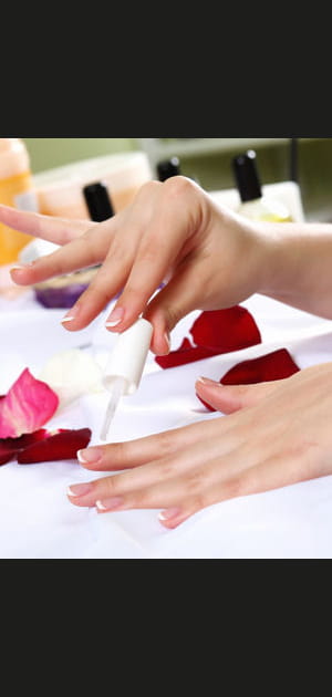 Je me fais une manucure