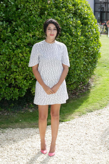 Le&iuml;la Bekhti en robe estivale col rond et escarpins roses