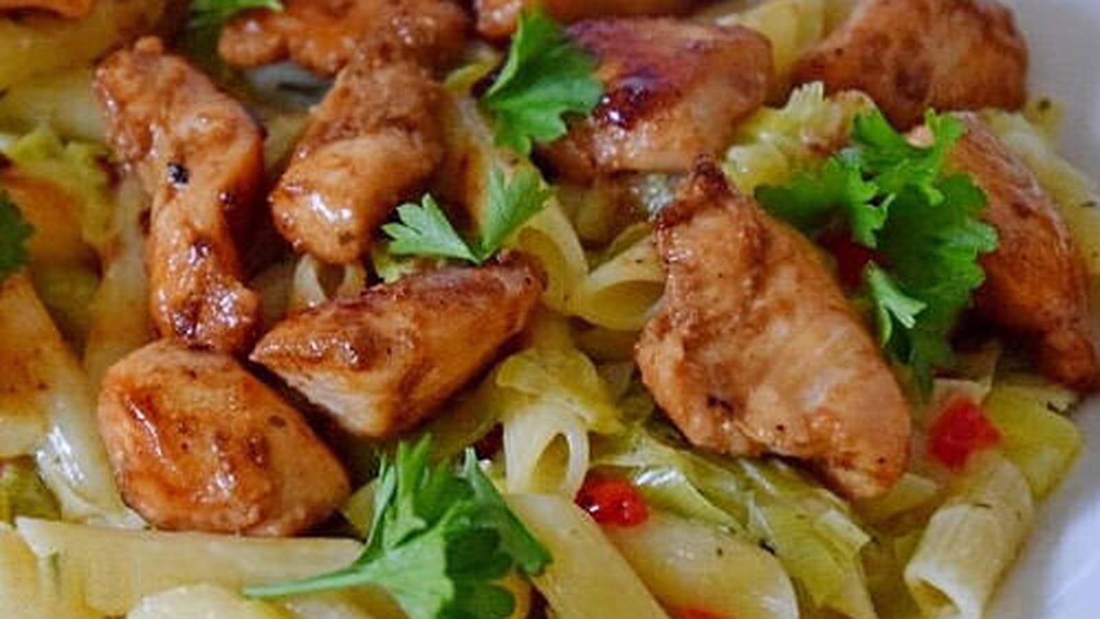 Poulet accompagné de poireaux au lait de coco et curry