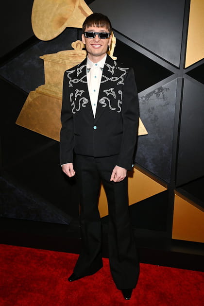 Peso Pluma en costume noir brodé Louis Vuitton