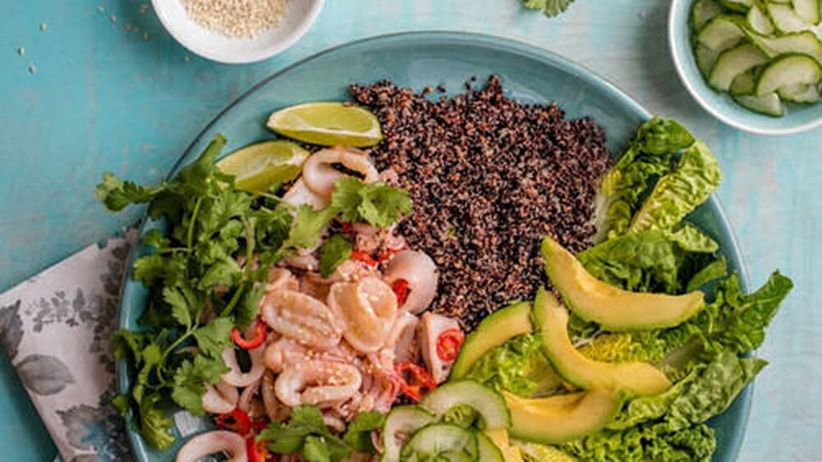 Salade de calamar à l’ail et au chili accompagnée de concombre, avocat et quinoa