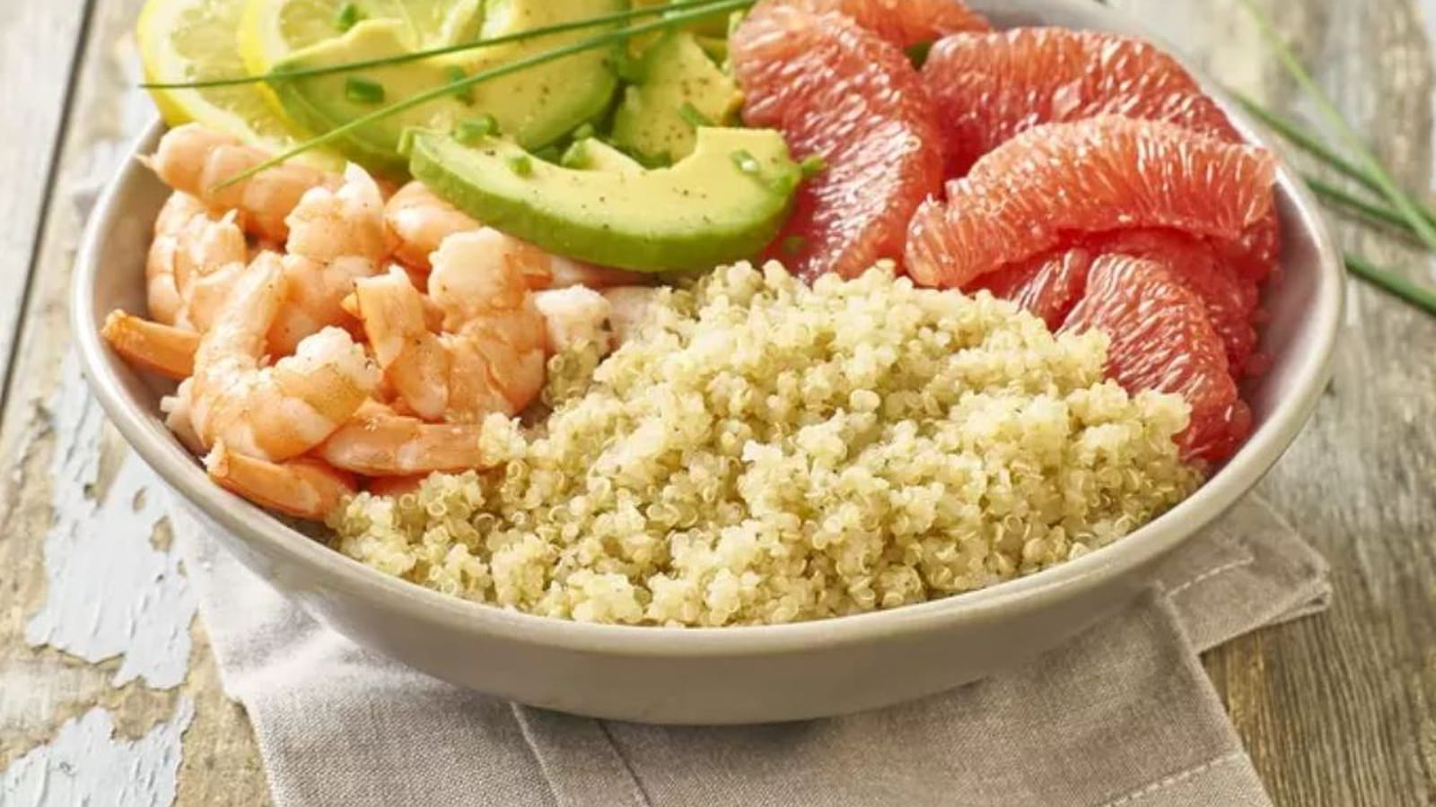 Salade quinoa, crevettes, avocat et pamplemousse