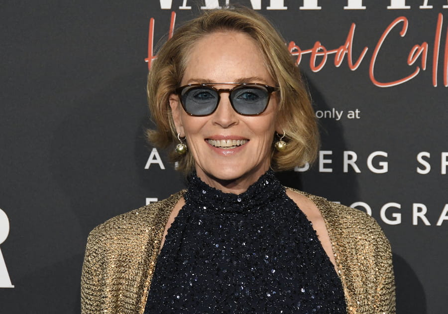 Sharon Stone, glamour avec son carr&eacute; vaporeux