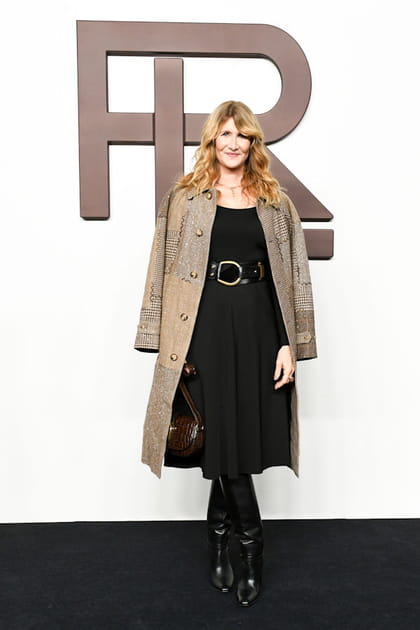 Laura Dern en robe noire et manteau &agrave; imprim&eacute; gris au d&eacute;fil&eacute; Ralph Lauren printemps-&eacute;t&eacute; 2024
