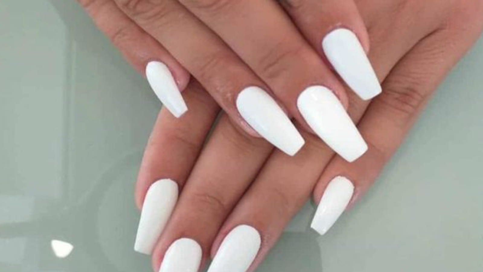 Des ongles blancs en forme de ballerine