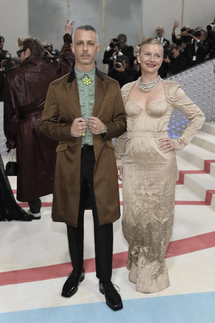 Jeremy Strong en ensemble Prada et Emma Wall en robe nude