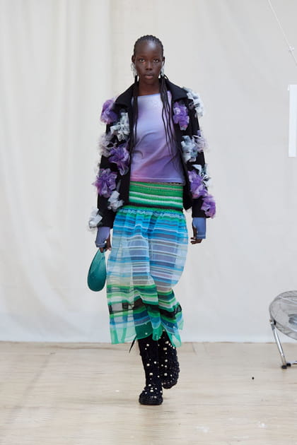 Veste &agrave; fleurs 3D et jupe &agrave; rayures multicolores&nbsp;aper&ccedil;us sur le d&eacute;fil&eacute; Susan Fang