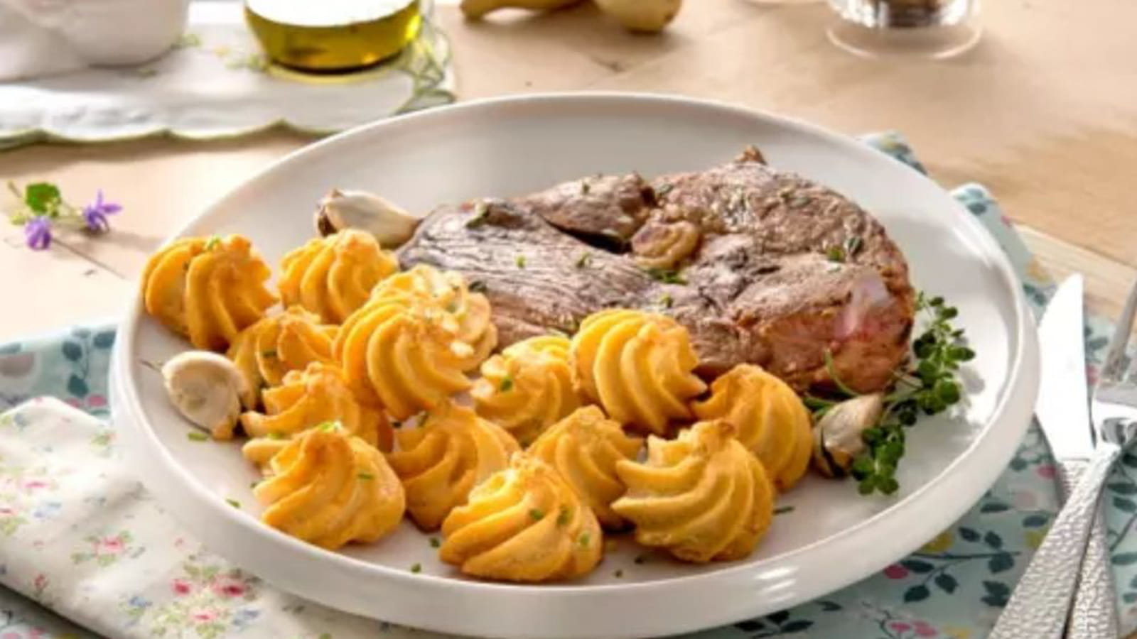 Gigot d’agneau poêlé & pommes duchesse de Ratte du Touquet
