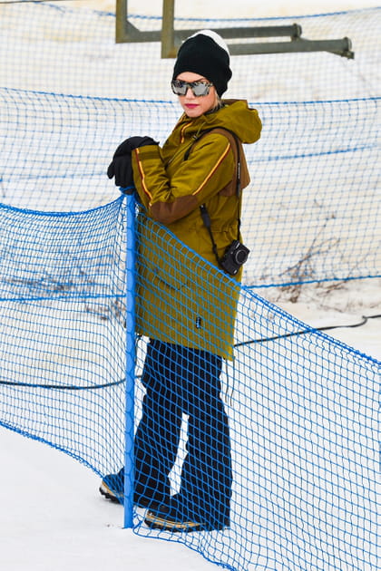 Gwen Stefani en manteau moutarde et bonnet à pompon