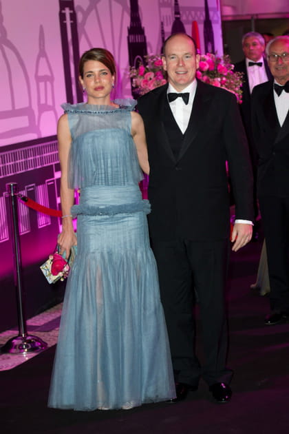 Charlotte Casiraghi en robe bleue vaporeuse