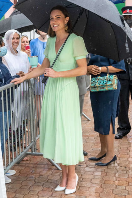 Kate Middleton en robe vert d'eau à manches transparentes et escarpins blancs