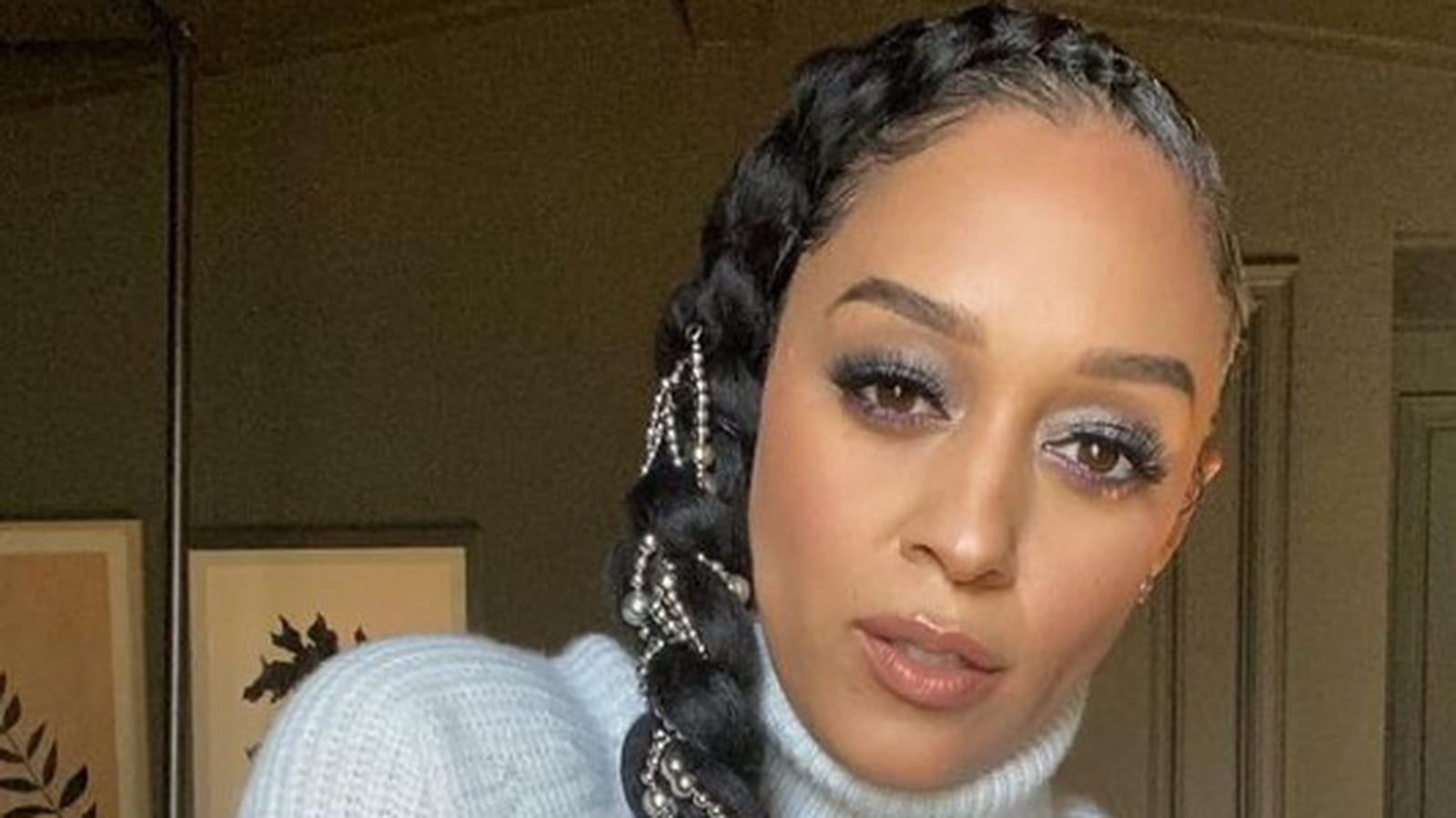 Tia Mowry et sa tresse perlée