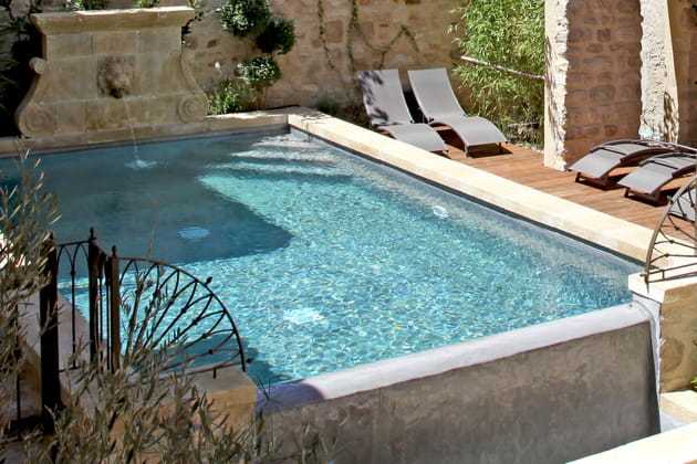 Une fontaine en pierre