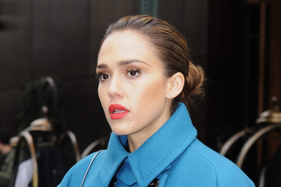 Jessica Alba, &eacute;blouissante avec sa bouche rose corail