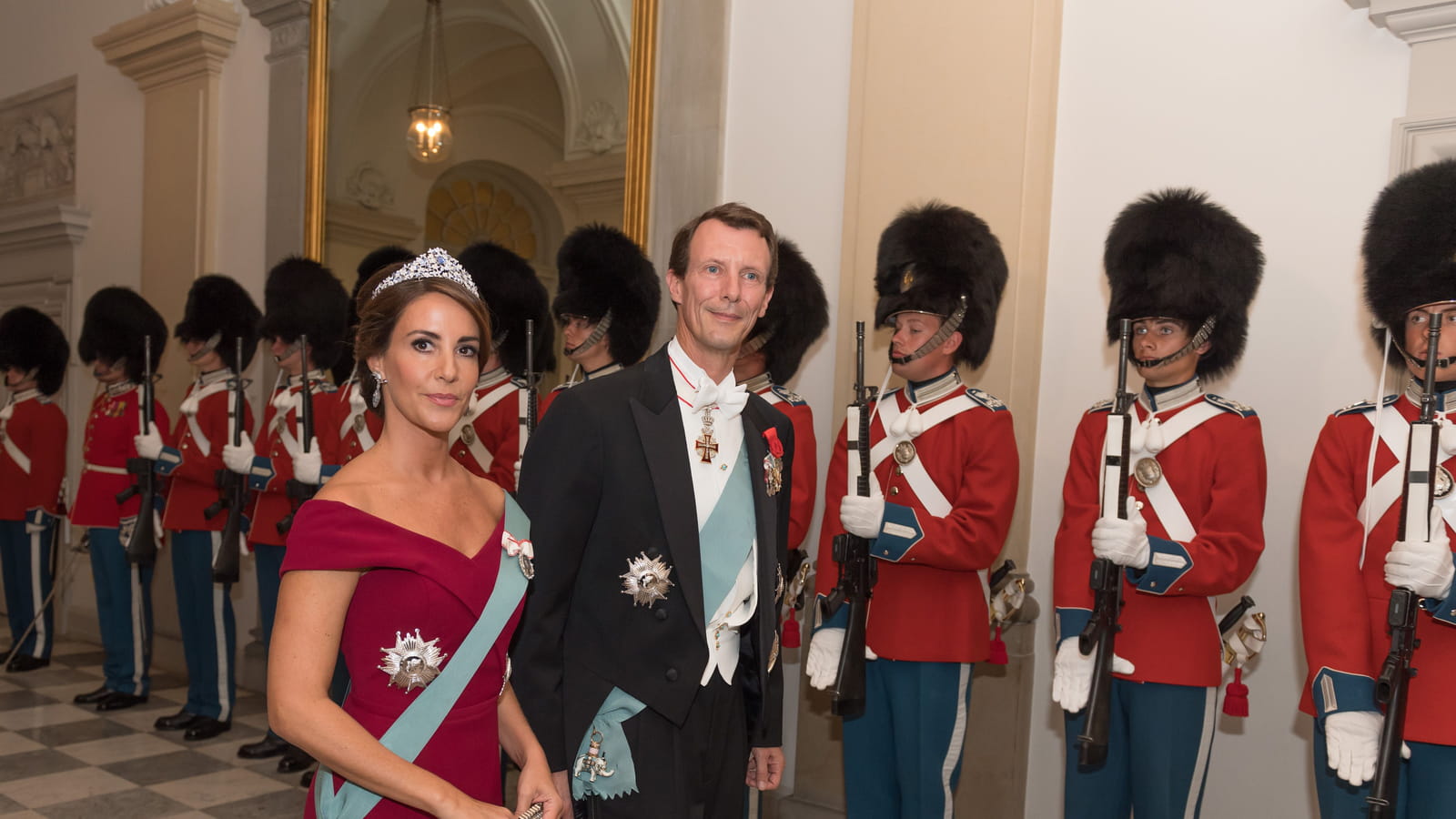La princesse Marie Cavalier et le prince Joachim arrivent
