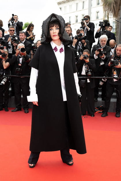 Isabelle Adjani en manteau noir et chapeau