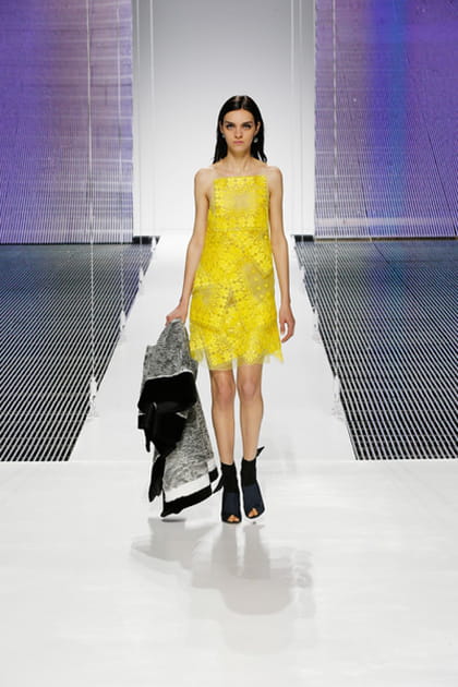 D&eacute;fil&eacute; Cruise 2015 : la robe foulard en organza jaune brod&eacute;