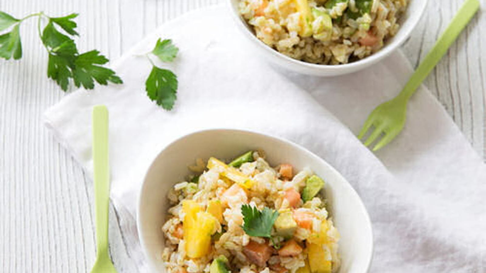 Salade de riz, saumon, avocat et ananas