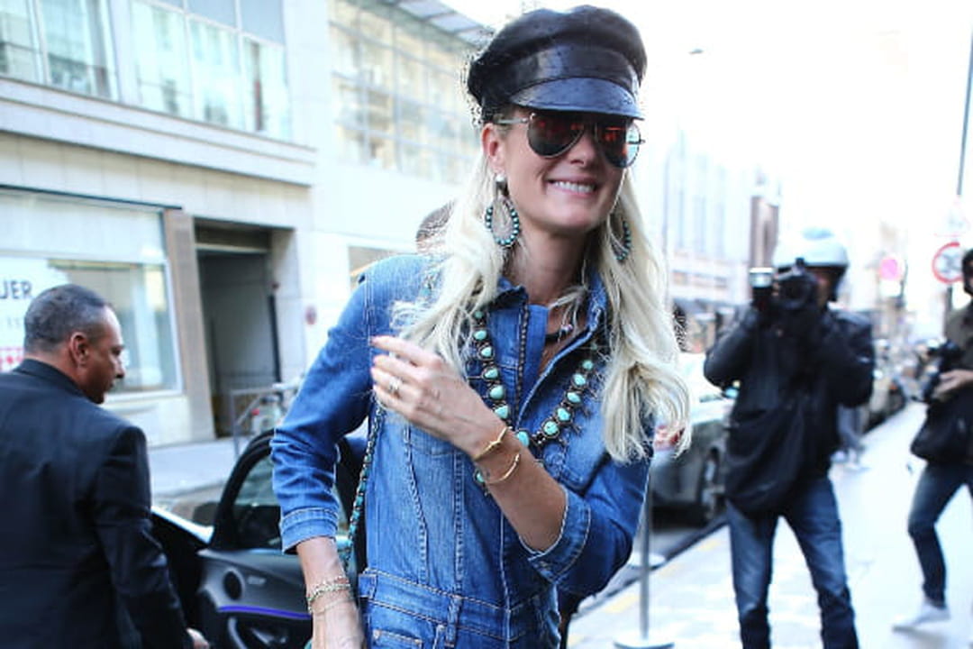 Læticia Hallyday en combinaison denim et casquette gavroche en cuir