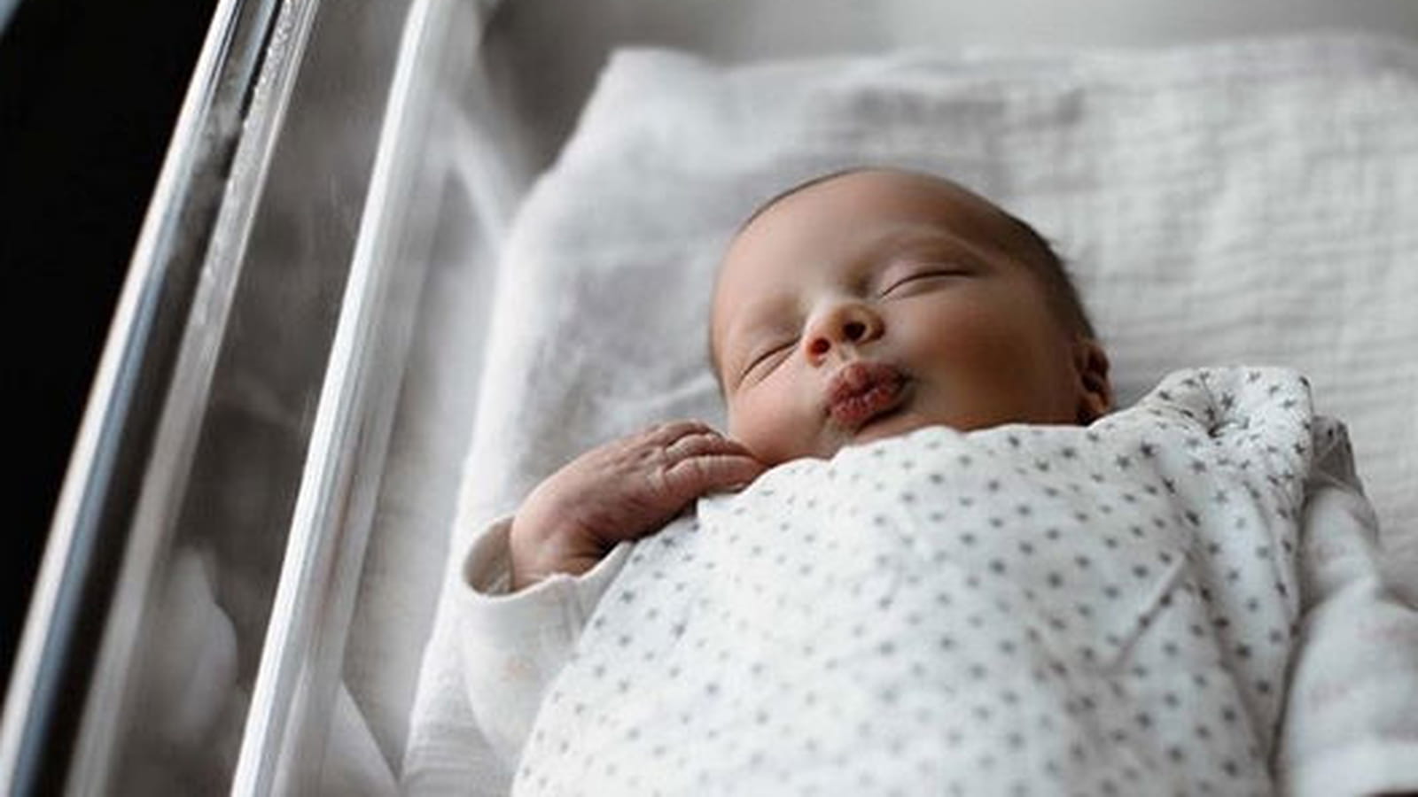 Bébé dans son berceau