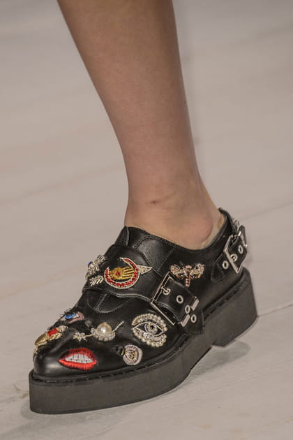 Les derbies &agrave; &eacute;cussons du d&eacute;fil&eacute; Alexander McQueen