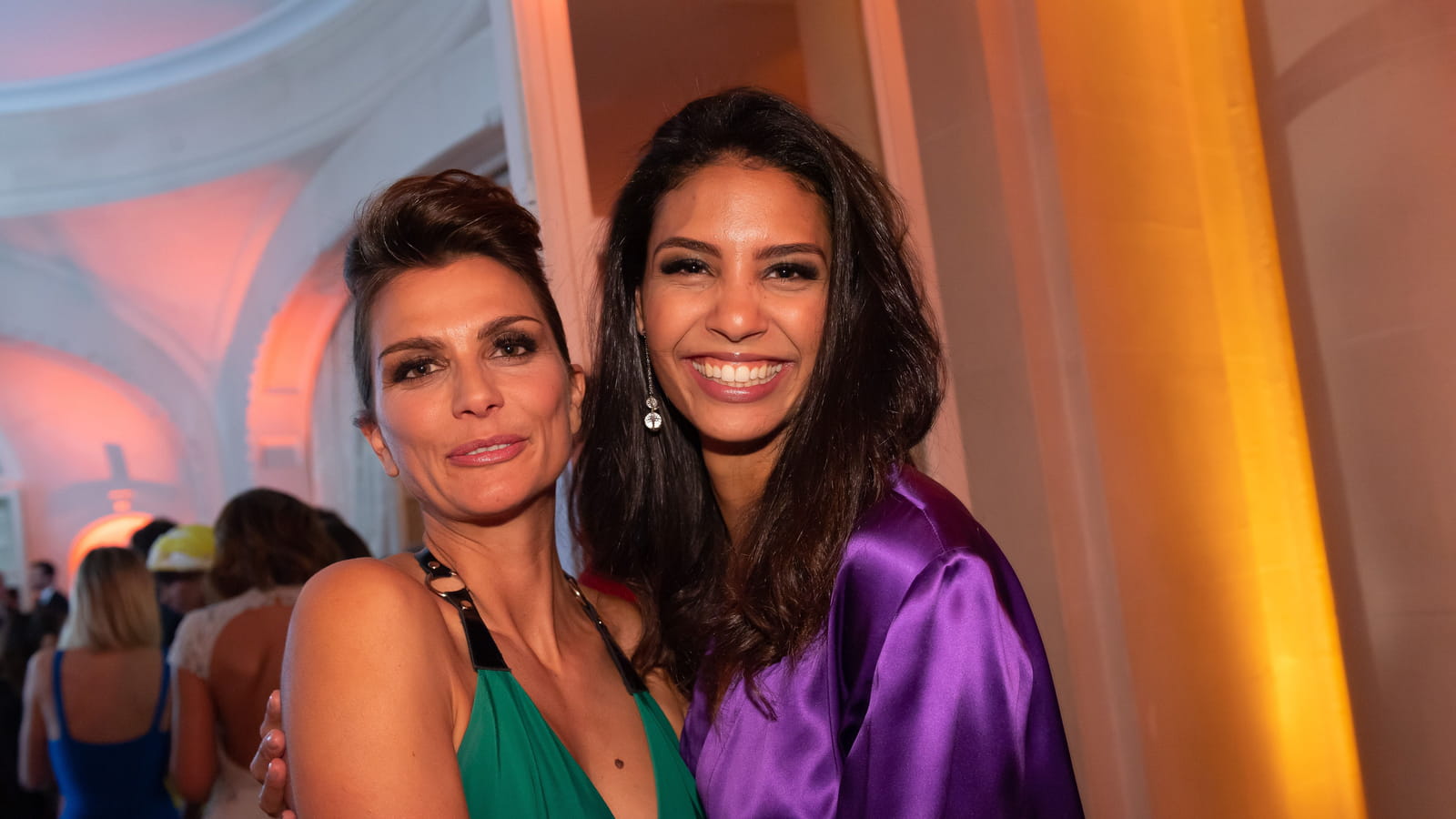 Melody Vilbert (Miss France 1995) et Chloé Mortaud (Miss France 2009) 