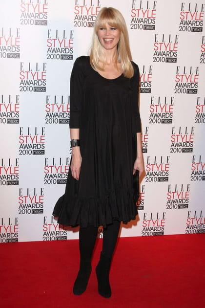 Claudia Schiffer en robe noire à détails de plis