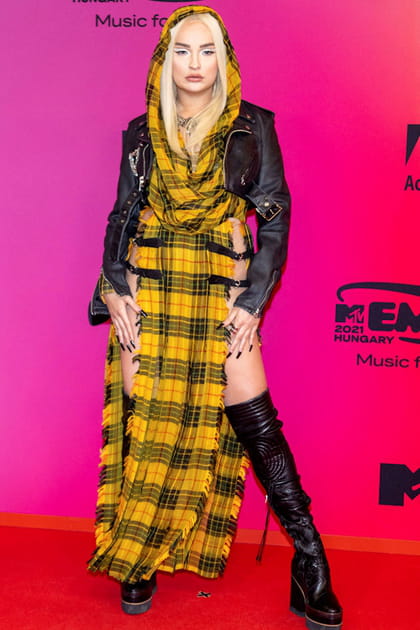 Kim Petras en robe tartan jaune