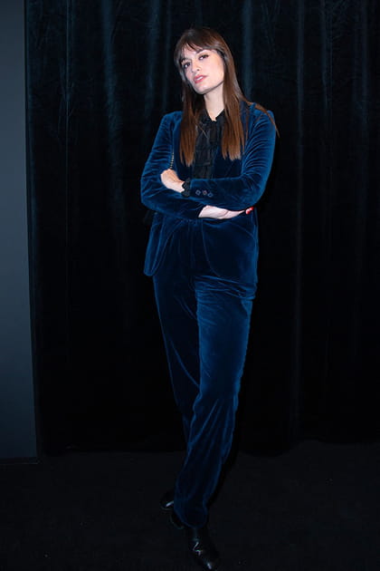 Clara Luciani en costume de velours bleu