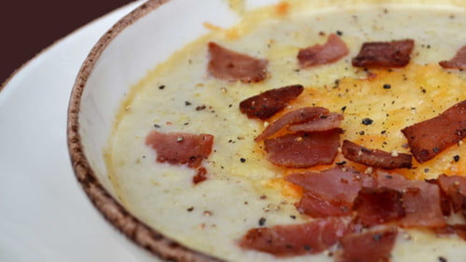Soupe aux chicons gratinée à l'emmental et croustillants de jambon cuit