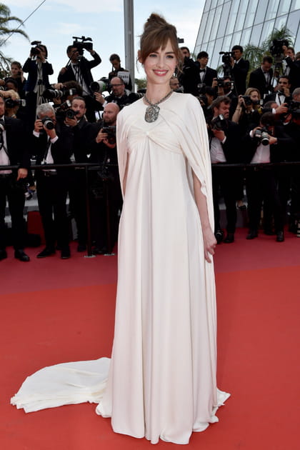 Louise Bourgoin en robe longue blanche à cape