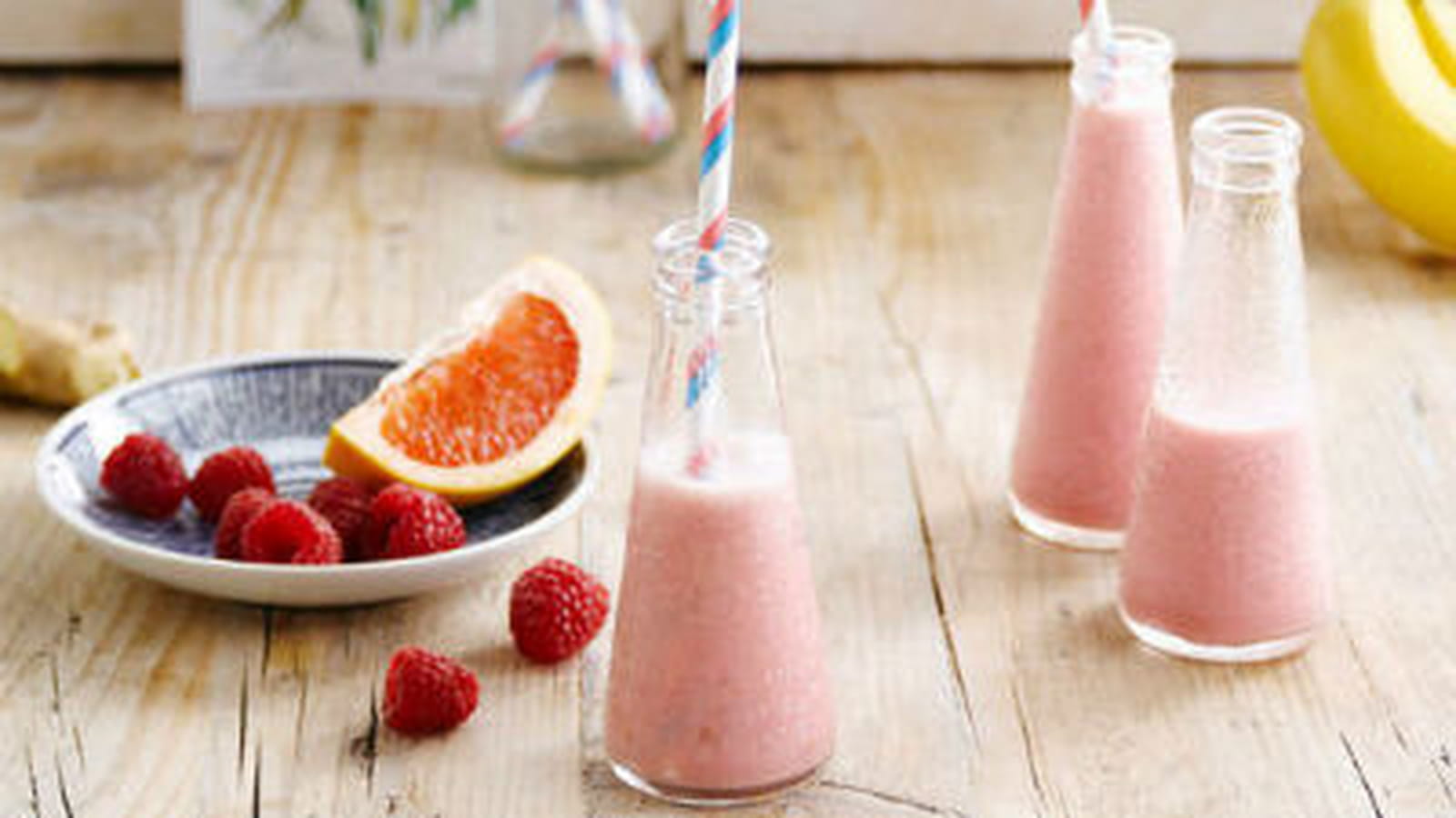 Smoothie vitaminé orange, banane, menthe et noisette
